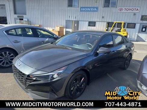Used 2023 Hyundai Elantra SEL image 1