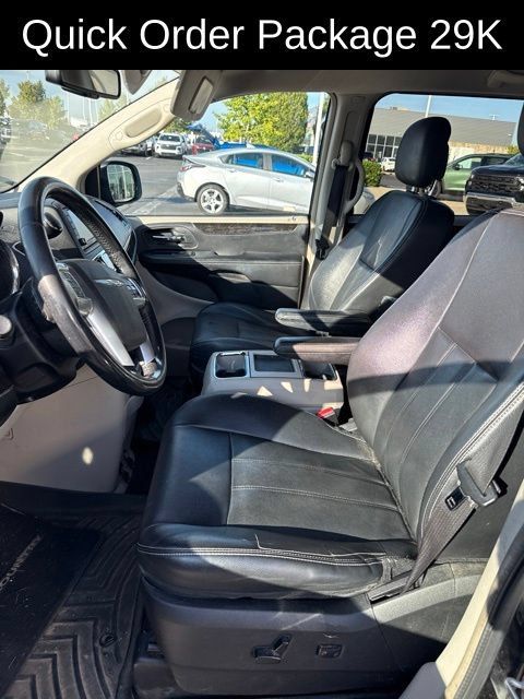 Used 2013 Chrysler Town & Country Touring FWD image 9