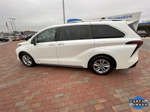 Used 2021 Toyota Sienna Limited image 26