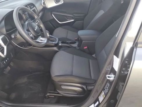 Used 2025 Kia Soul LX FWD image 2