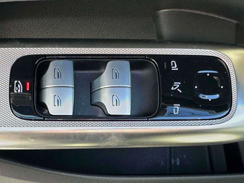Used 2025 Mercedes-Benz GLC 350e 4MATIC image 13