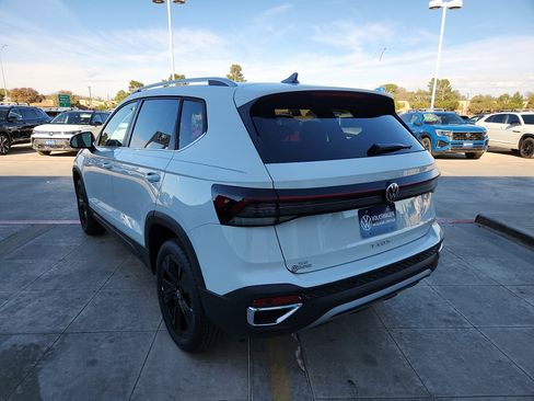 New 2026 Volkswagen Taos SE image 5