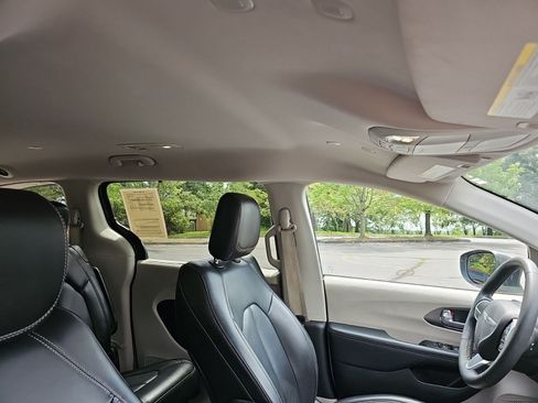 Used 2023 Chrysler Pacifica Touring-L FWD image 12