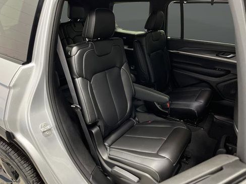 New 2025 Jeep Grand Cherokee L Limited w/ Luxury Tech Group II image 32