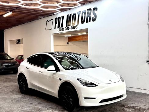 Used 2022 Tesla Model Y Long Range AWD/4WD image 1
