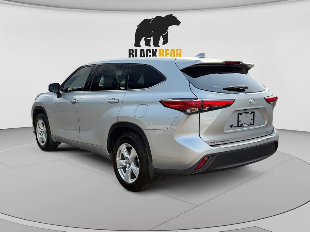 Used 2020 Toyota Highlander LE AWD/4WD image 5