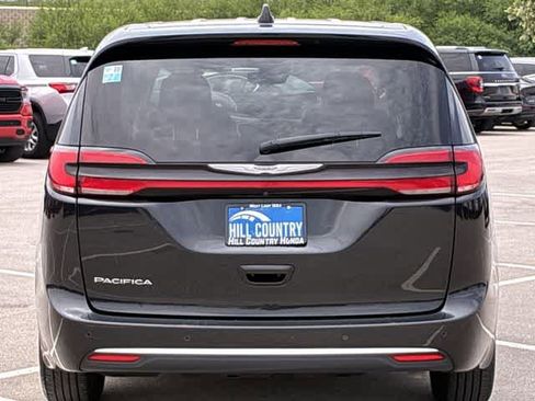 Used 2023 Chrysler Pacifica Touring-L FWD image 9
