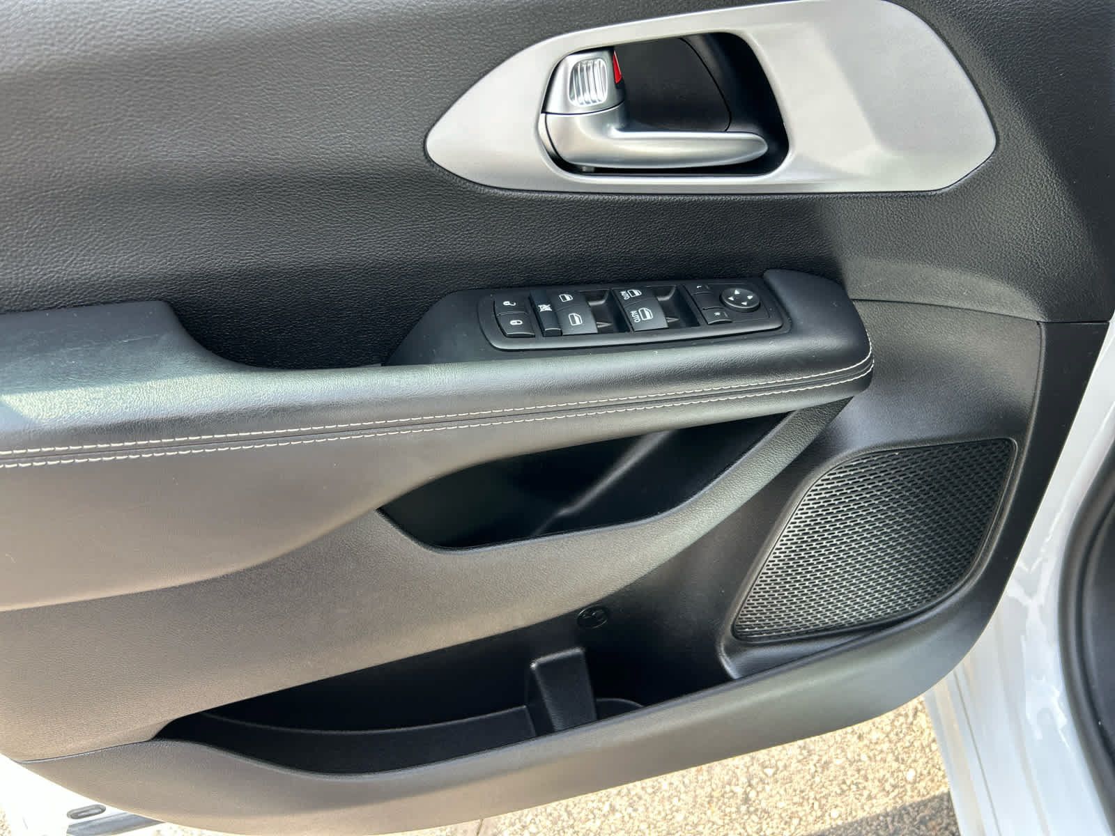 Used 2024 Chrysler Pacifica Touring FWD image 10