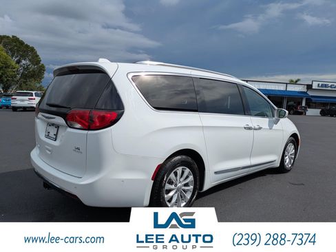 Used 2018 Chrysler Pacifica Touring-L w/ Advanced Safetytec Group FWD image 3