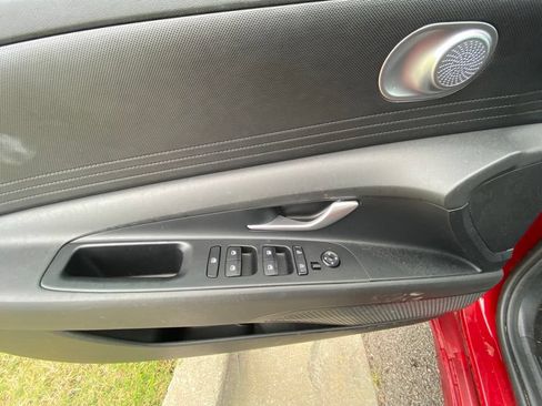 Used 2025 Hyundai Elantra SE FWD image 11