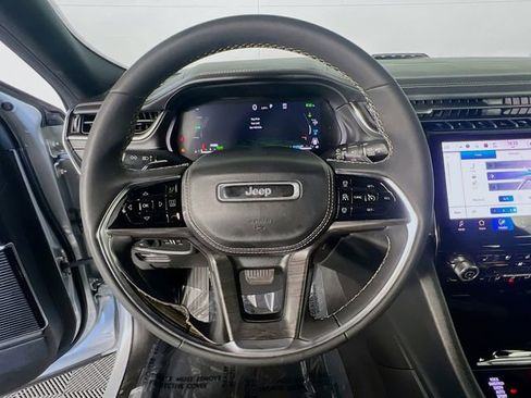 Used 2022 Jeep Grand Cherokee Overland w/ Luxury Tech Group IV AWD/4WD image 16