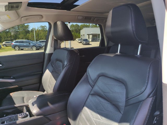 Used 2025 Nissan Pathfinder Platinum AWD/4WD image 14