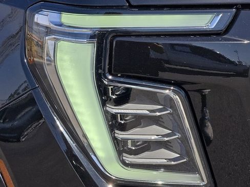 Used 2025 GMC Yukon Denali image 7