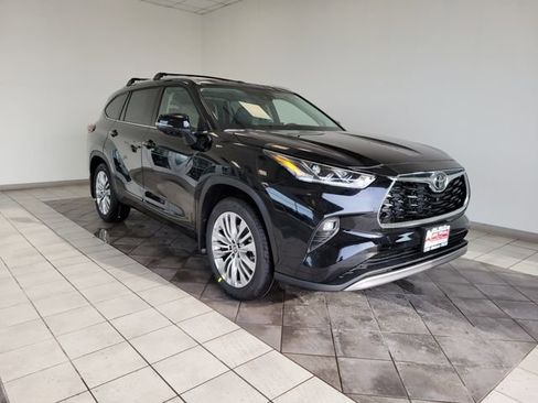 New 2026 Toyota Highlander Platinum image 1