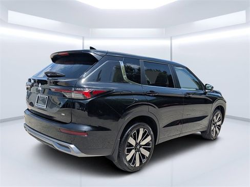 New 2025 Mitsubishi Outlander SE image 3