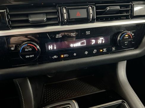 Used 2024 Nissan Pathfinder SV image 16