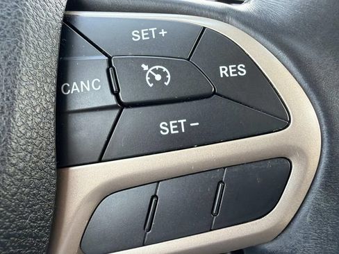 Used 2017 Jeep Cherokee Limited FWD image 16