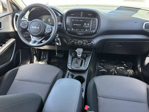 Used 2025 Kia Soul LX w/ LX Technology Package FWD image 13