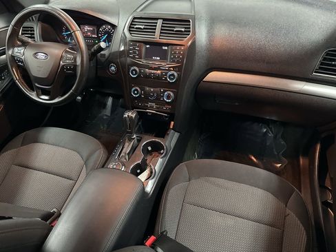 Used 2018 Ford Explorer XLT image 11
