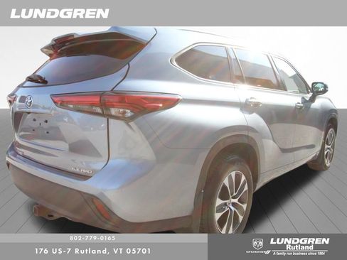 Used 2021 Toyota Highlander XLE AWD/4WD image 5