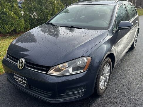 Used 2017 Volkswagen Golf SE image 4