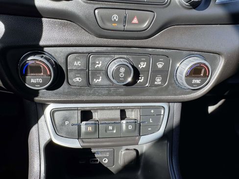 Used 2023 GMC Terrain SLT image 22