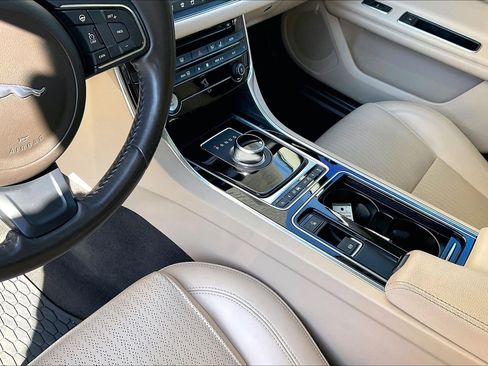Used 2017 Jaguar XF Prestige image 17