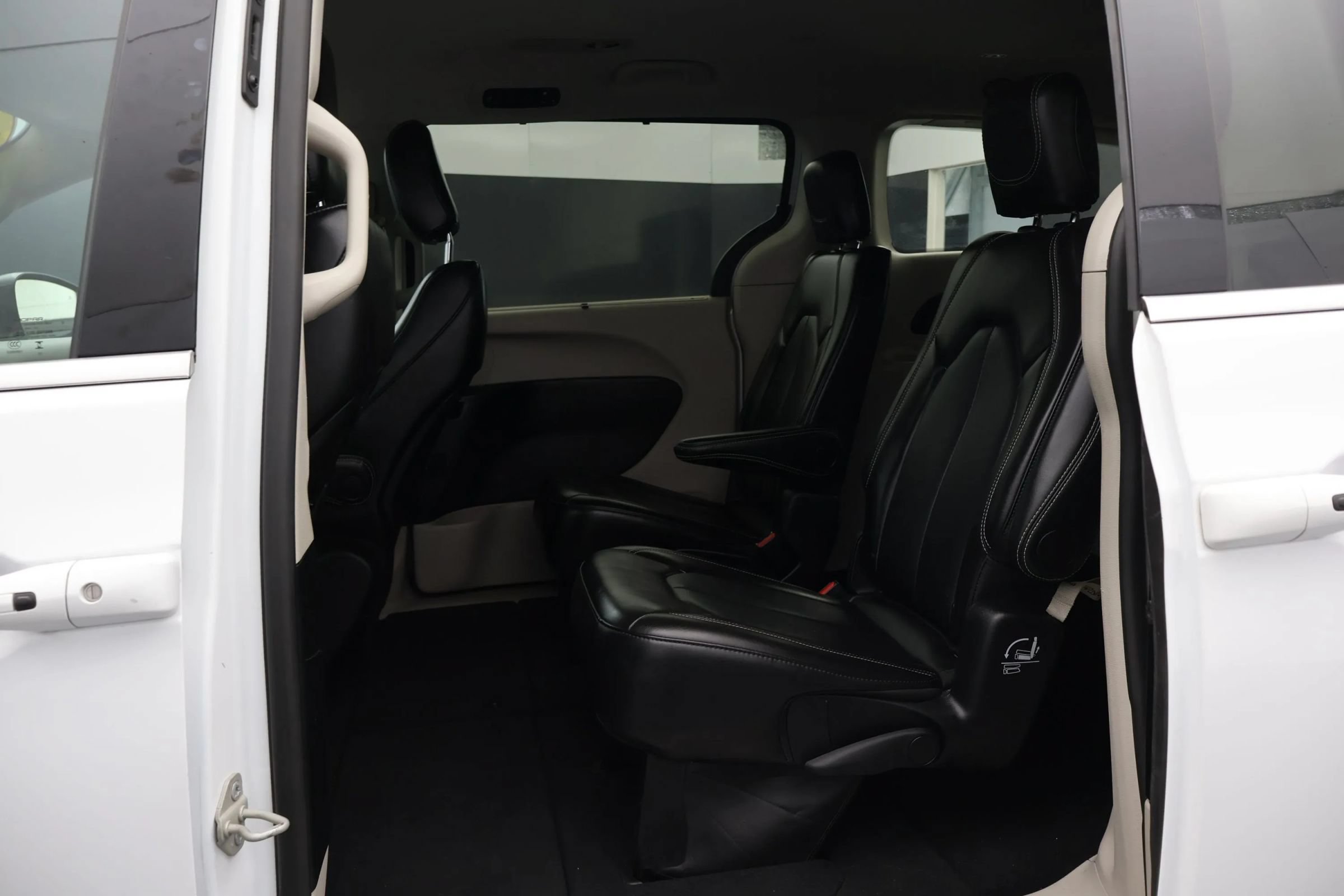Used 2024 Chrysler Pacifica Touring-L FWD image 15