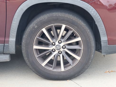 Used 2019 Toyota Highlander XLE FWD image 8