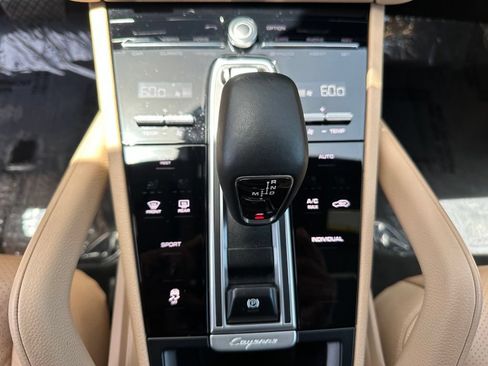 Certified 2022 Porsche Cayenne AWD/4WD image 31