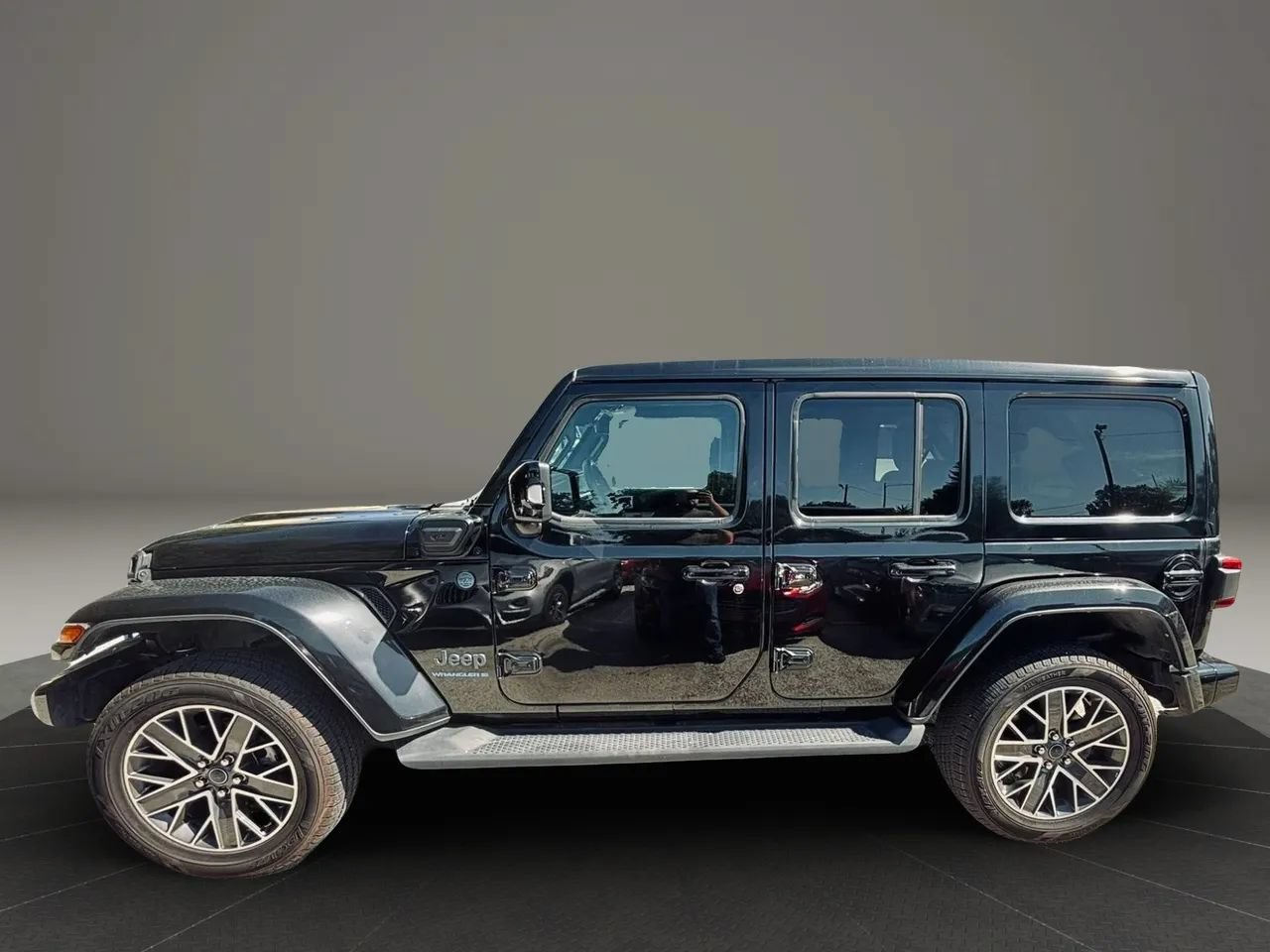 Used 2024 Jeep Wrangler High Altitude AWD/4WD image 2