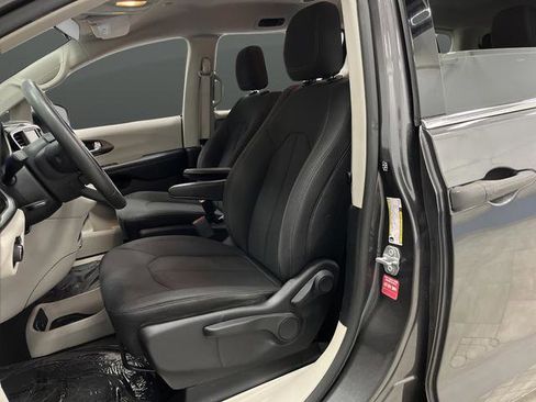 Used 2018 Chrysler Pacifica L FWD image 4