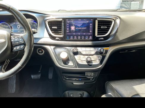 Used 2020 Chrysler Pacifica Touring-L Plus FWD image 4