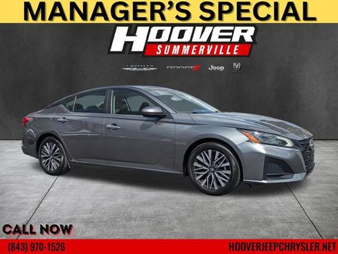 Used 2023 Nissan Altima 2.5 SV image 1