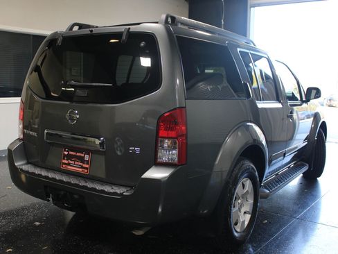 Used 2005 Nissan Pathfinder SE image 2