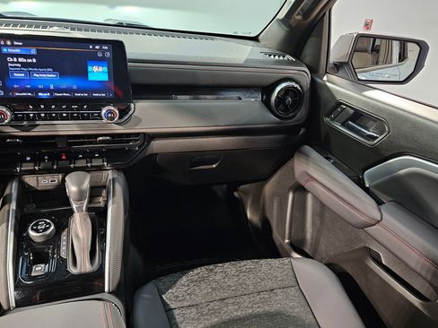 Used 2025 Chevrolet Colorado Z71 image 11