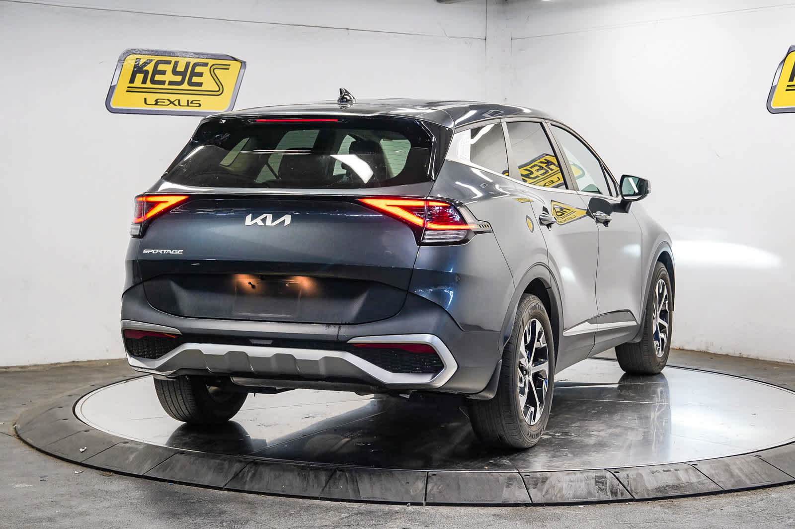 Used 2023 Kia Sportage EX FWD image 4