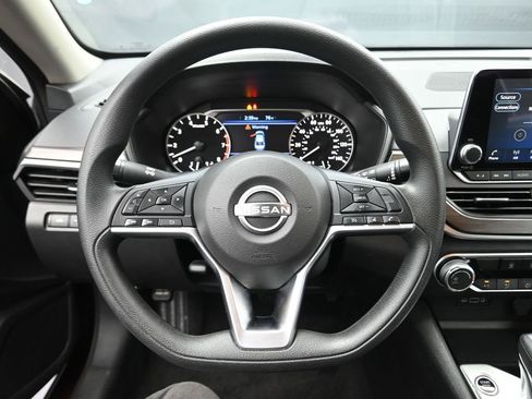 Used 2024 Nissan Altima 2.5 SV image 6