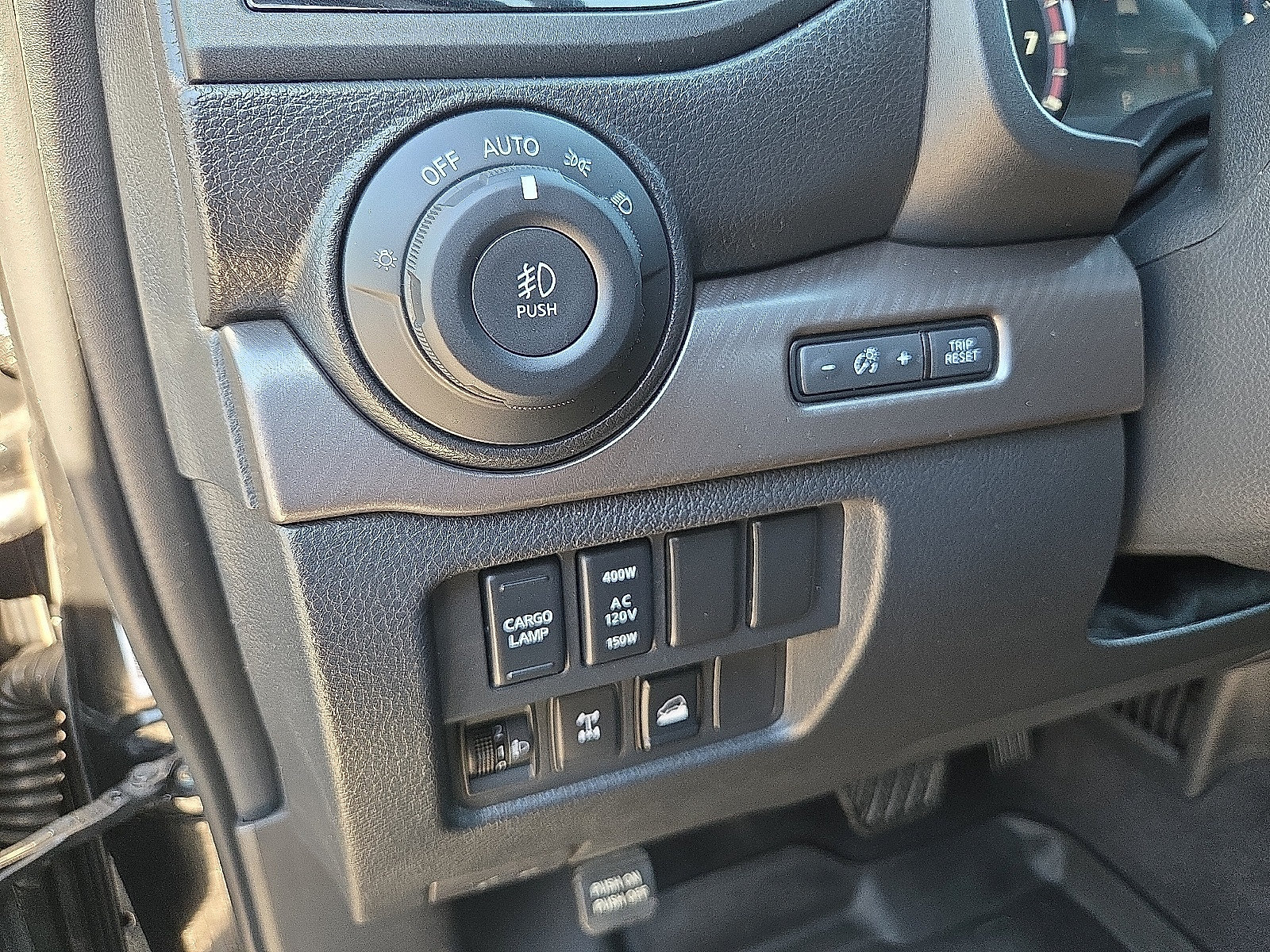 Used 2023 Nissan Titan PRO-4X w/ Pro-4x Convenience Package AWD/4WD image 11