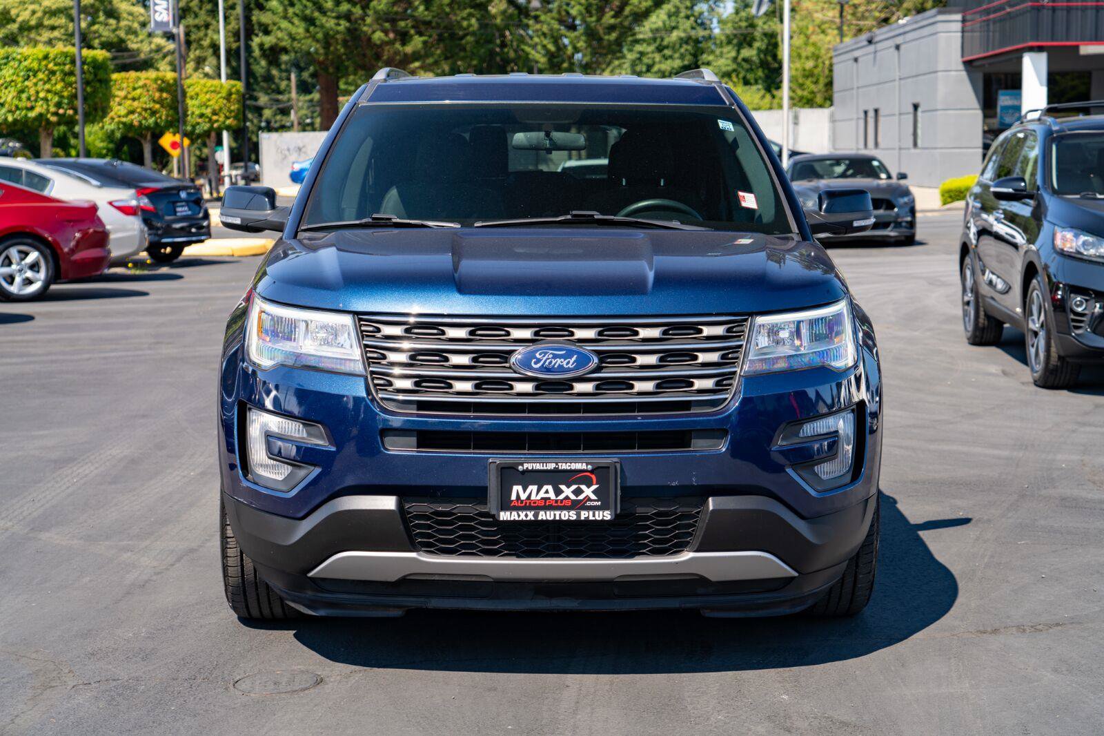 Used 2017 Ford Explorer XLT FWD image 3