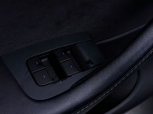 Used 2021 Tesla Model Y Performance image 17