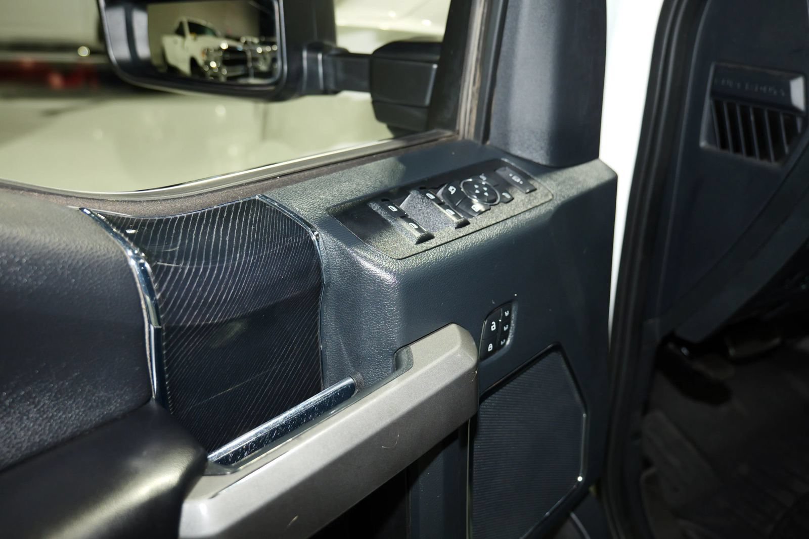 Used 2022 Ford F350 Platinum w/ FX4 Off-Road Package AWD/4WD image 12