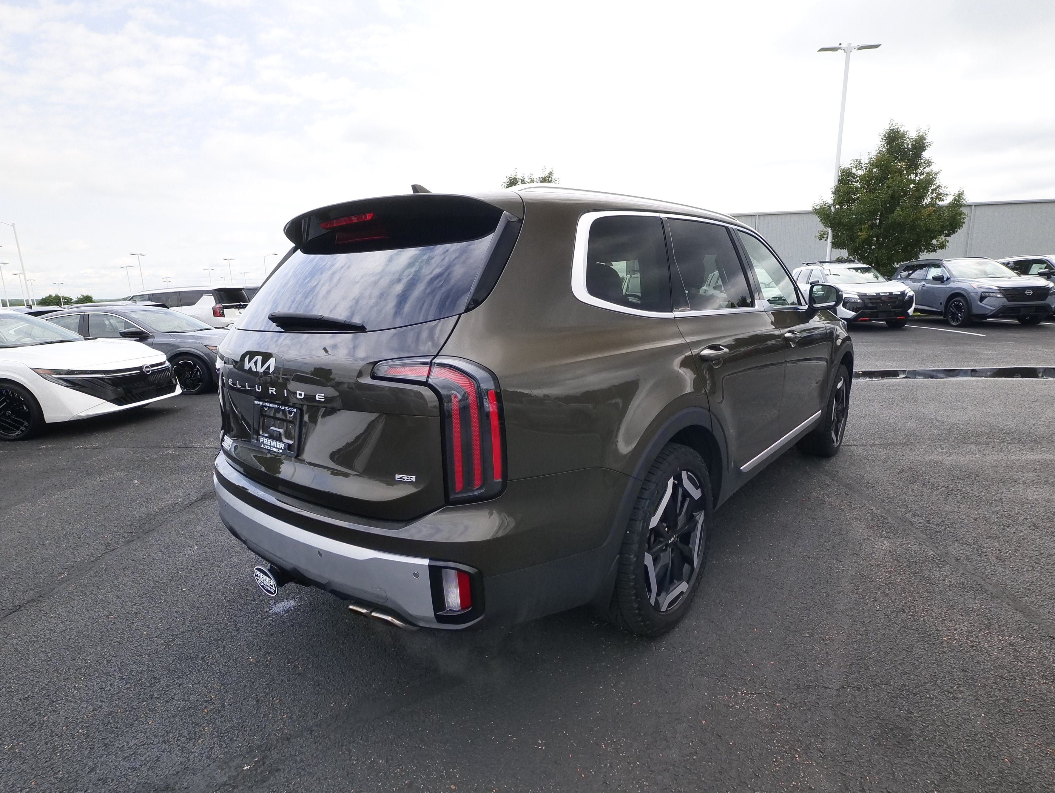 Used 2024 Kia Telluride EX w/ EX Captain's Chair Package AWD/4WD image 6