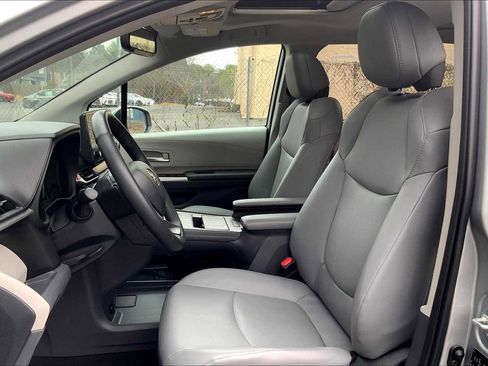Used 2023 Toyota Sienna XLE FWD image 8