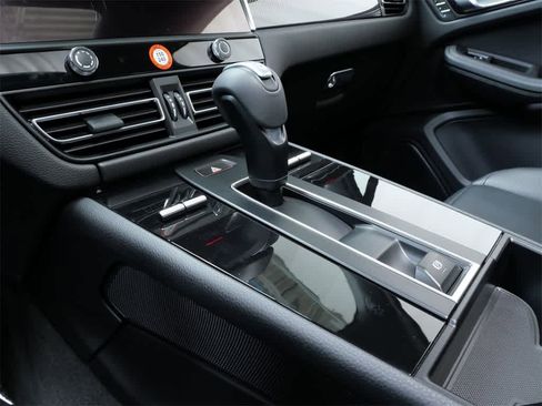 Used 2025 Porsche Macan image 25