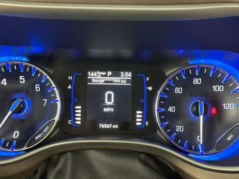 Used 2022 Chrysler Voyager LX FWD image 12