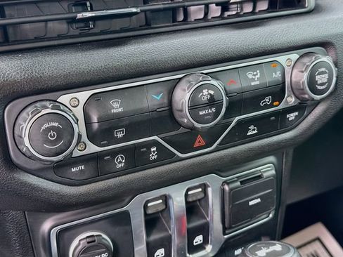 Used 2025 Jeep Wrangler Sport AWD/4WD image 16
