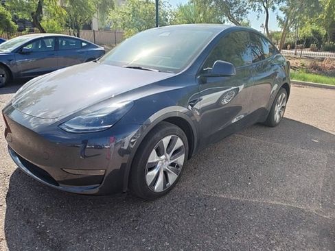 Used 2024 Tesla Model Y Long Range AWD/4WD image 2