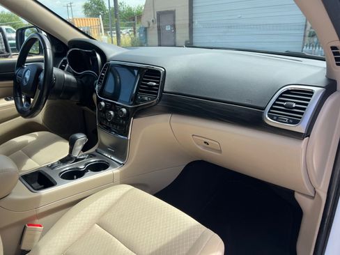 Used 2022 Jeep Grand Cherokee Laredo E AWD/4WD image 7