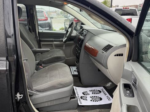 Used 2008 Chrysler Town & Country LX FWD image 12